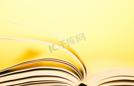 翻过黄色背景的书页。