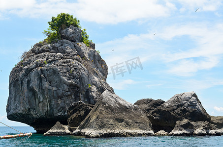 海中小岛摄影照片_适合潜水的海中小岛