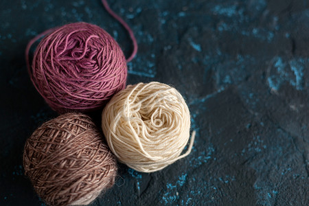 深蓝色质地腻子混凝土上用于钩编和针织的羊毛纱线束