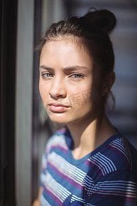 女学生站立摄影照片_站立在教室的担心的女小学生