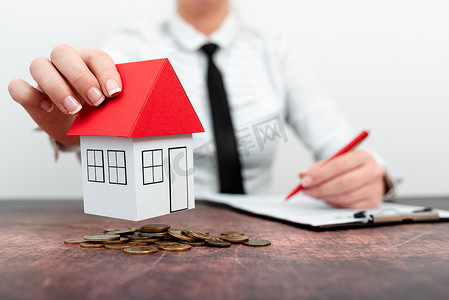 房地产经纪人和客户在完成关于家庭保险和投资贷款的合同后握手。