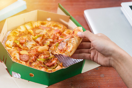 拿披萨片的手