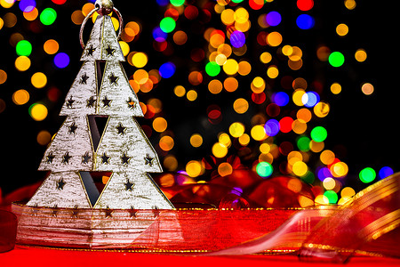 圣诞装饰、圣诞和新年假期背景、带圣诞饰品和模糊灯光的冬季