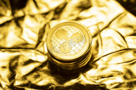 金色背景上的金波纹硬币。