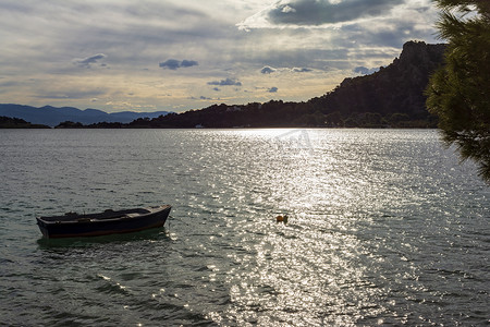 希腊 Loutraki 附近 Vouliagmeni 湖的小船