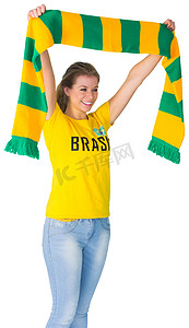 穿着巴西 T 恤的快乐足球迷