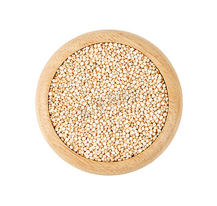 背景纯白色摄影照片_在木盘的未加工的白色藜麦种子。