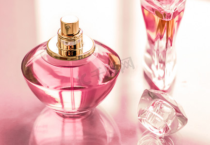 粉红色香水瓶在光滑的背景、甜美的花香、迷人的香味和香水作为节日礼物和豪华美容化妆品品牌设计