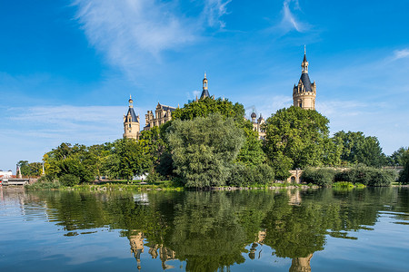 童话城堡摄影照片_“什未林一座美丽的童话城堡，湖边的景色”