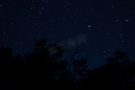 长时间曝光的夜景照片。