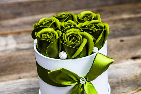 圆形豪华礼盒中的绿玫瑰。