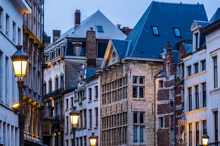 比利时安特卫普市古老的古典城市建筑，灯柱灯火通明