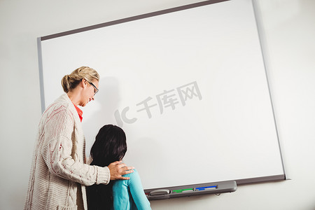 老师和学生在白板上写字