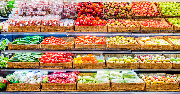 水果超市摄影照片_市场货架上的新鲜水果和蔬菜