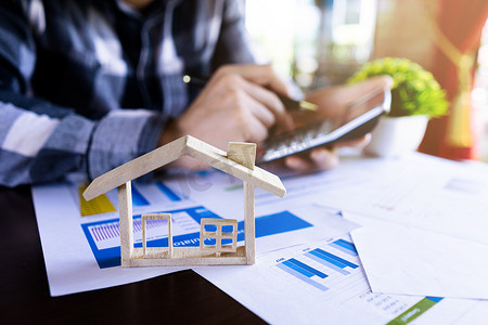 商人或房地产代理使用计算器来计算房屋、贷款房屋、带房屋模型的投资物业的价格。