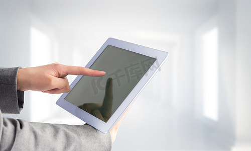 窗户阴影摄影照片_使用 tablet pc 的女商人的合成图像