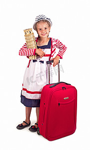小女孩的画像，带着旅行箱和帽子，手里拿着玩具纸斜塔，上面是白色的比萨斜塔