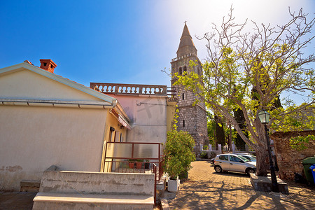 陕西黑布林摄影照片_克尔克岛教堂和街景上的多布林吉山镇
