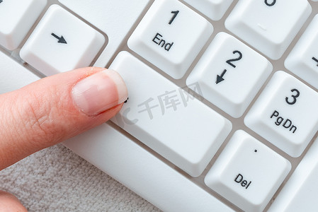 商务女士指针按下键盘键，手触摸控制台按钮，绅士手指显示单击此处，开始消息更新