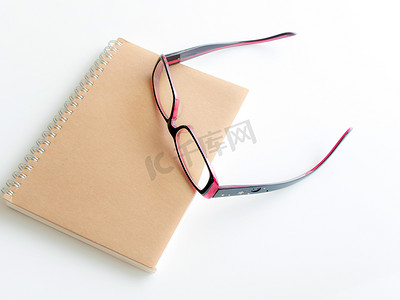 笔记本和眼镜的空白页