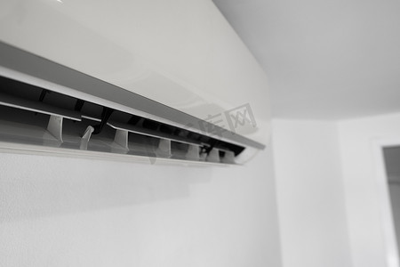 空调客厅摄影照片_空调安装在客厅或卧室的白色墙壁上。