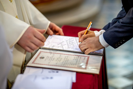 新郎在结婚登记文件上签字