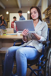 使用数字平板电脑的残疾女商人