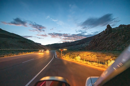 美国乡村道路在日落之后的夜晚，美国