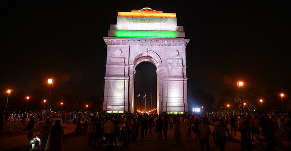 印度门是一座战争纪念馆，横跨 Rajpath