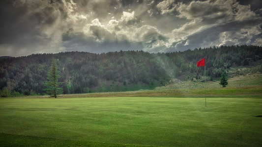云洞摄影照片_蒙大拿州费尔蒙斯普林斯度假村的阳光高尔夫球洞