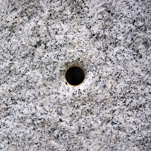 花岗岩上的圆孔。