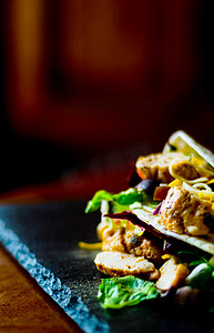 鸡肉卷饼摄影照片_美味的新鲜包裹三明治，包括肉、蔬菜和奶酪，美味的小吃