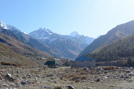 联锁摄影照片_喜马拉雅山脉高山上的山间小屋，为登山者、登山者和徒步旅行者提供庇护所。
