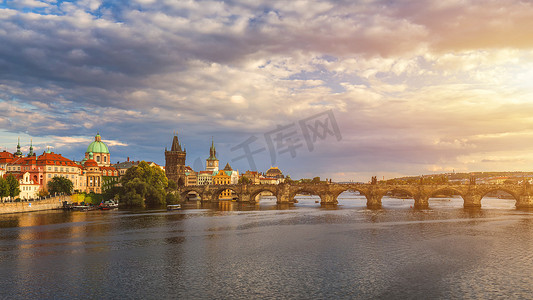 阳光明媚的日子里，布拉格、捷克共和国的全景与历史悠久的查理大桥和伏尔塔瓦河。