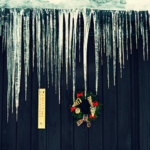 冬天屋顶上挂着美丽的冰柱。