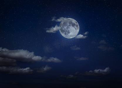 夜晚的月亮和云彩。