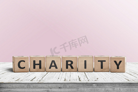 木桌上的慈善标志，有粉红色的墙壁