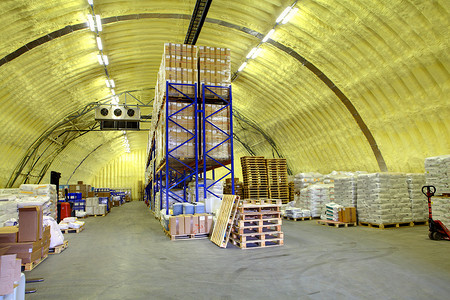 药架子摄影照片_聚氨酯泡沫仓库机库，有架子和物品的存贮机库