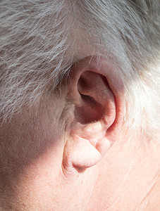 听力损失、听力问题、老年聋人康复理念的白发老人左耳