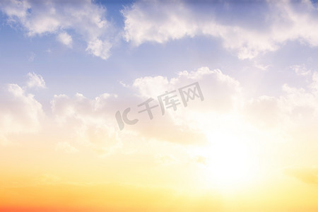 太阳蓝色天空摄影照片_美丽的橙色和蓝色天空