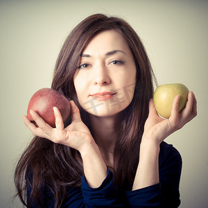 纯美美女摄影照片_拿着红苹果和黄苹果的美女