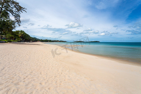 泰国苏梅岛查汶海滩的白色沙滩。 