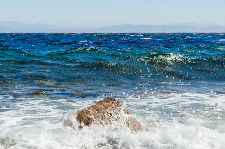 海边泡沫摄影照片_Egy 海边的海浪和石头飞溅