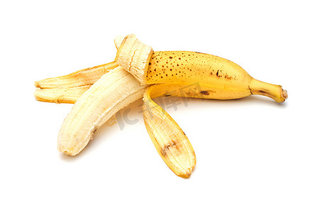 白色背景的半剥香蕉