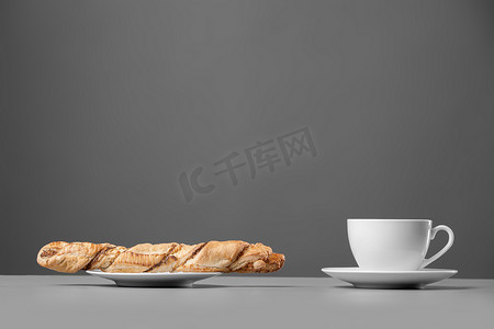 长方形纸套摄影照片_白色杯子和长方形面包