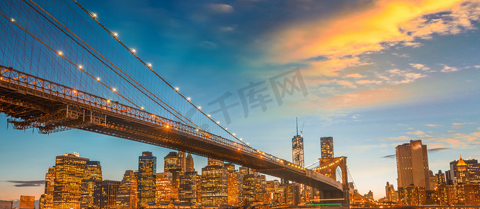 令人惊叹的曼哈顿天际线和布鲁克林大桥在日落后与