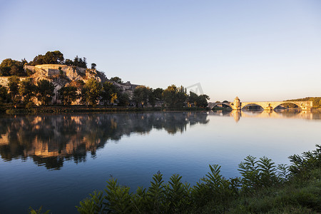 阿维尼翁的圣贝内泽桥和罗纳河