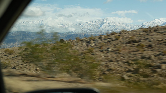 前往死亡谷的公路旅行，在美国加利福尼亚州驾驶汽车。