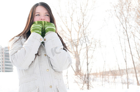 绿色的美丽的女孩在冬天风景