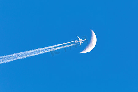 客机经过月球附近